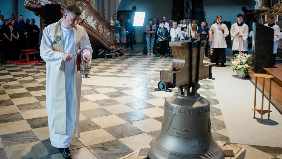 Nový zvon, kostelní věž i renovované zázemí pro dětskou skupinu a skauty